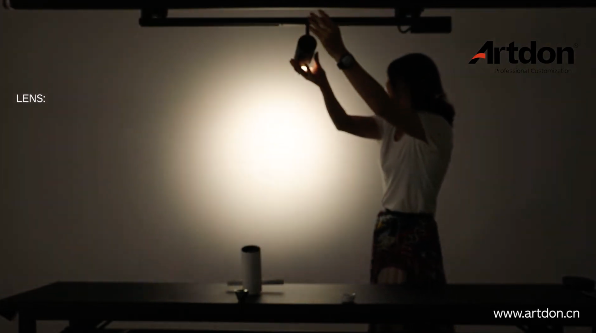 Comparison of optic lens and reflector for architectural LED lighting