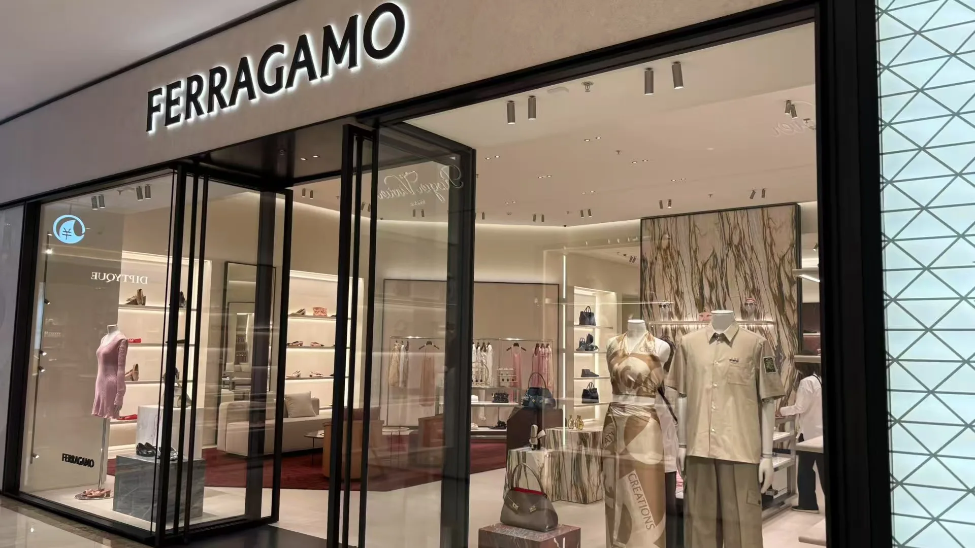 Accurate Materials – Retail Lighting Trends 2026: Creating Better Customer Experiences Through Light