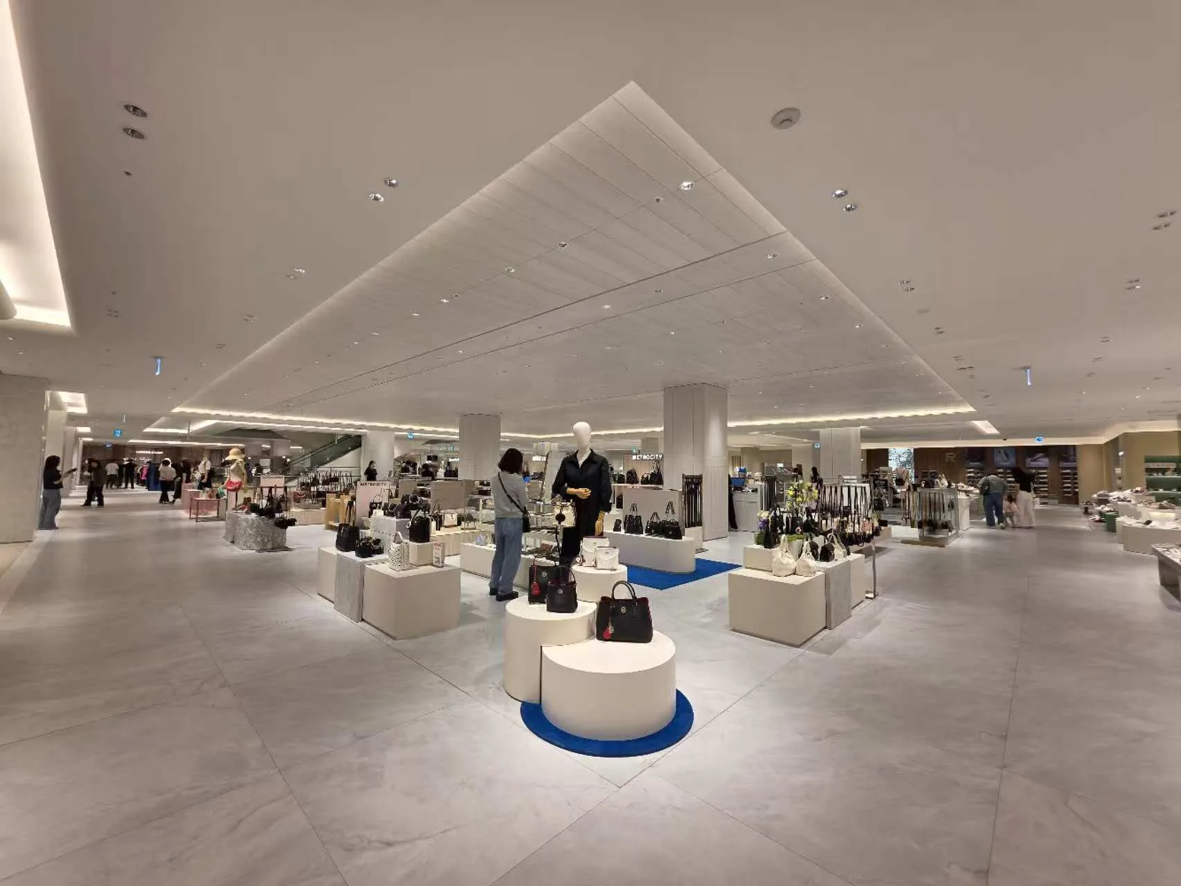 Fashion retail area at Lotte Shopping Mall illuminated with INTERO Recessed Downlights and SLIM Recessed Downlights.