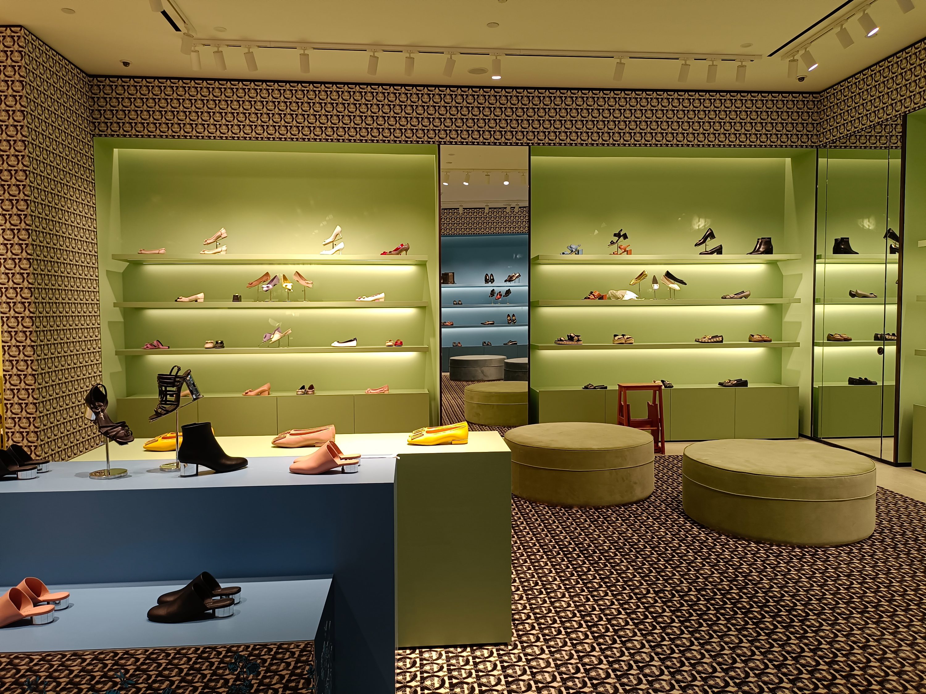 Retail display shelves highlighted by SHOWLITE lighting for premium footwear presentation.rack lighting