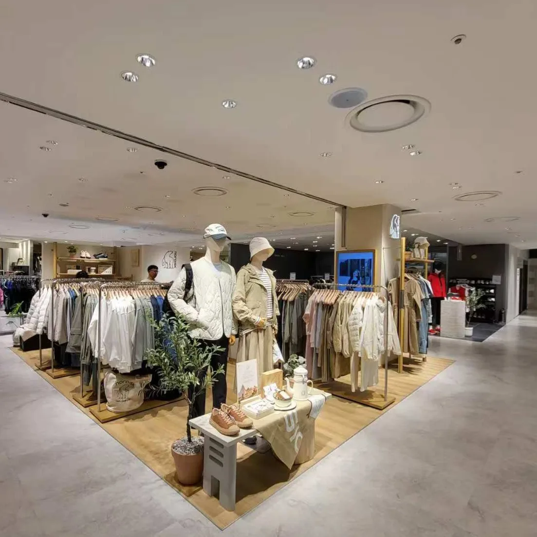 FLEXI recessed downlights installed in Lotte Retail Korea, providing premium architectural lighting for luxury retail displays.