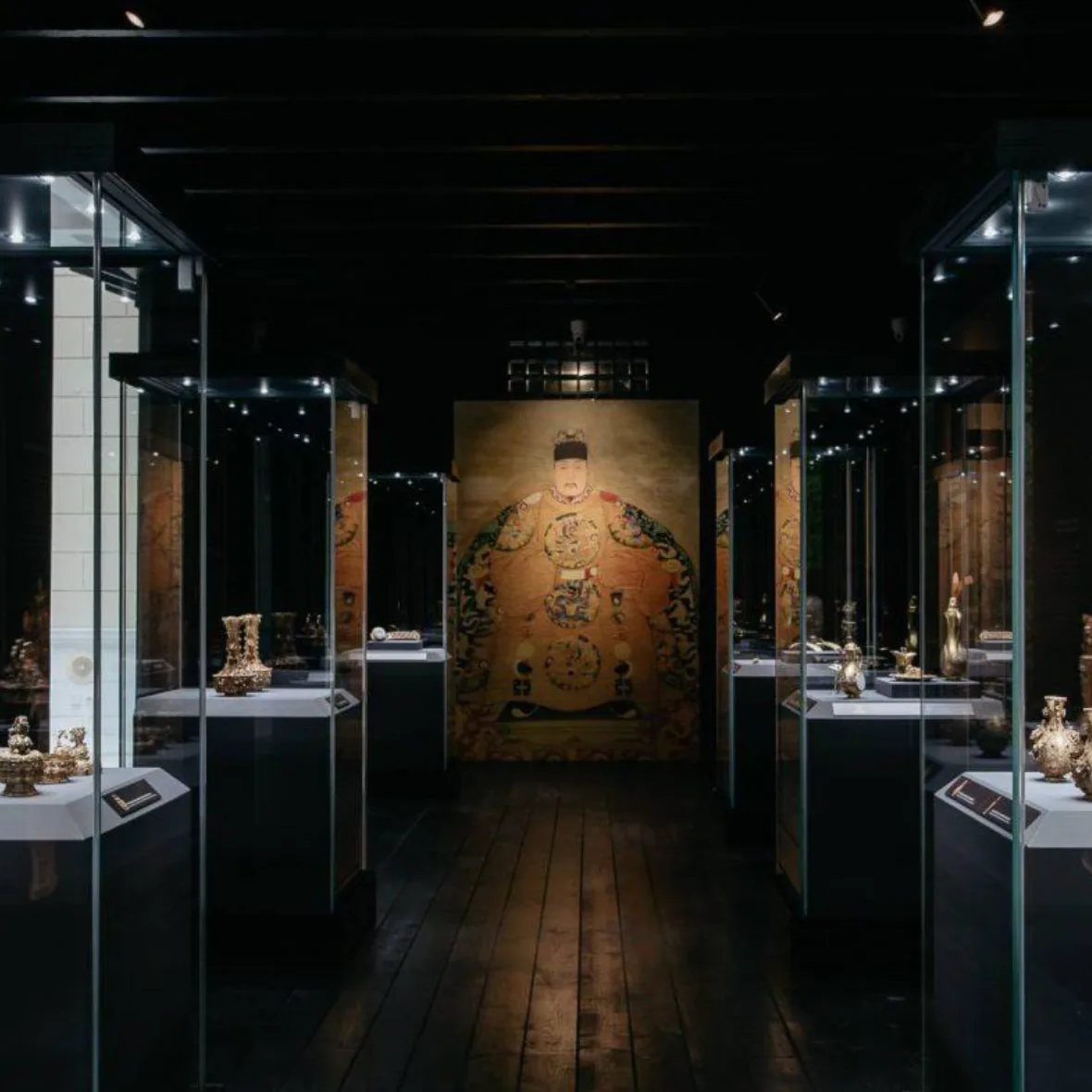 ARTAX track lights installed in a museum exhibition gallery, providing precise accent lighting for display showcases and artifacts.