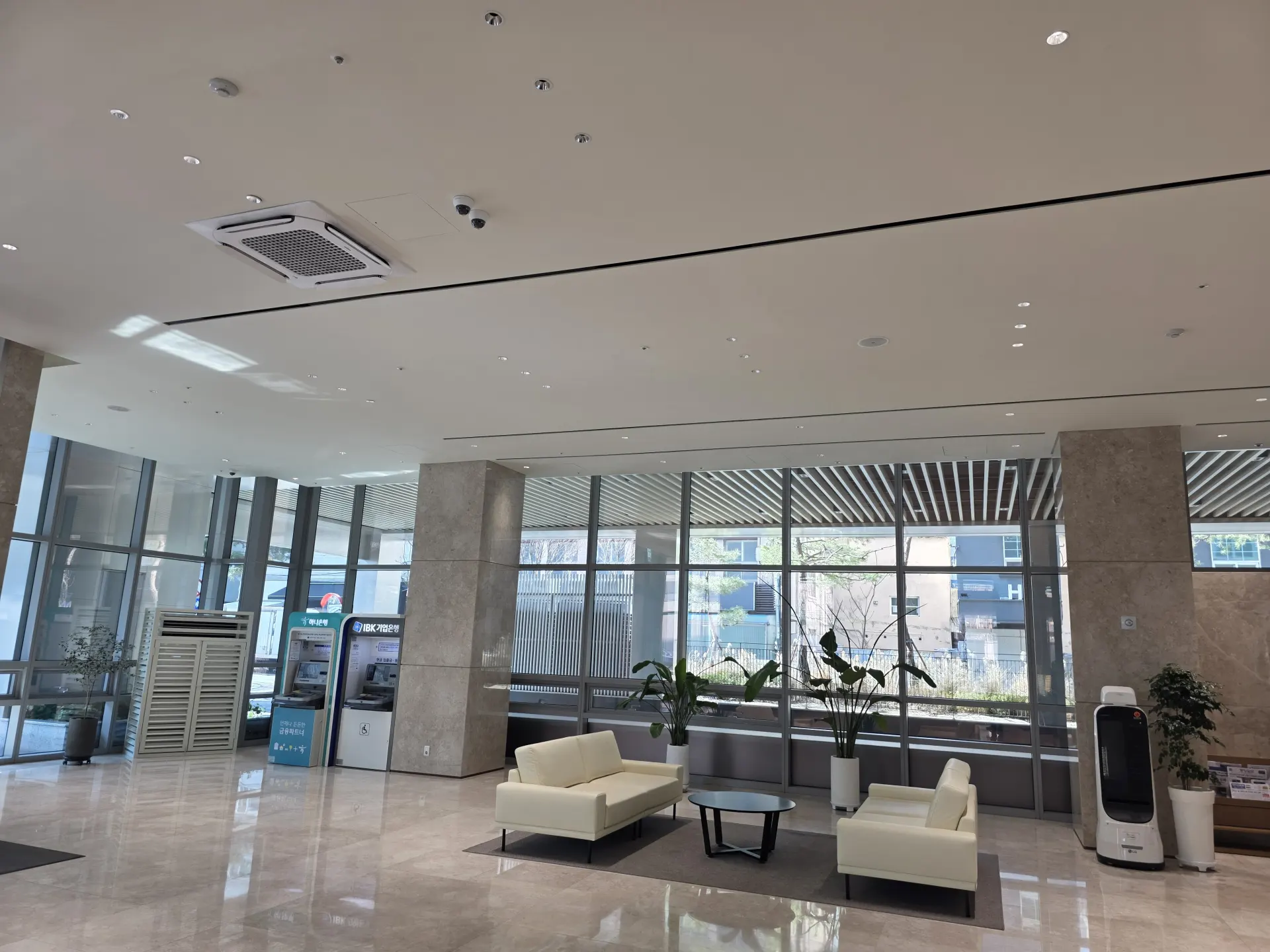 Commercial workplace lobby lighting for EN 12464-1 requirements